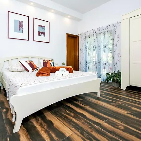 Apartman Karmen *
