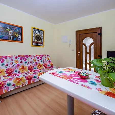 Apartman Karmen *